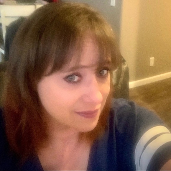 Meet your Posher, Stephanie - Picture 2 of 4